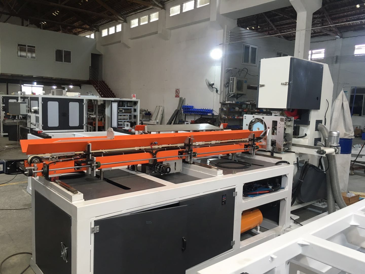 Small Band SawJumbo Roll Cutting Machine , Toilet Roll Cutting Machine
